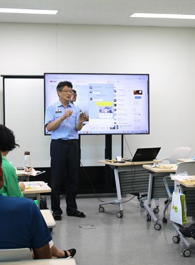 한국항공우주소년단에서 진행하는 평생교육 드론기초 과정 학습에 참여한 시민들의 열공 모습입니다.남원아트센터는 남원시민들을 위해 시설을 이용할 수 있도록 대관업무를 돕고 있습니다. 
